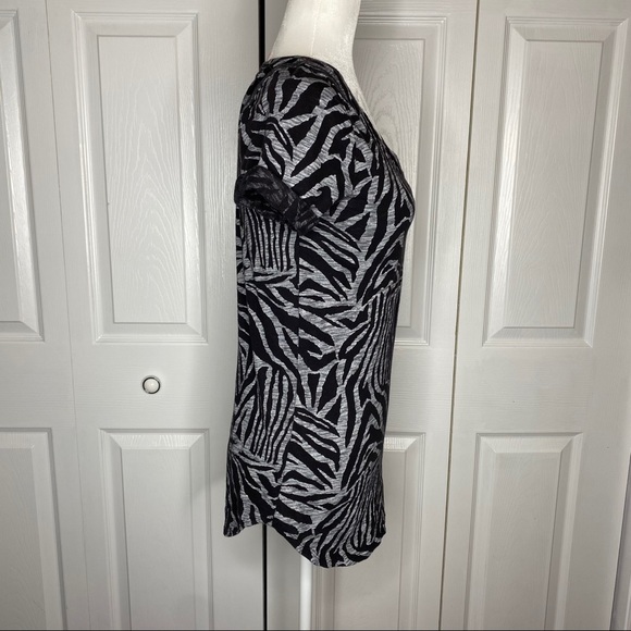 🔥SOLD🔥 Zebra Striped T-Shirt Black Gray Large - Picture 4 of 16